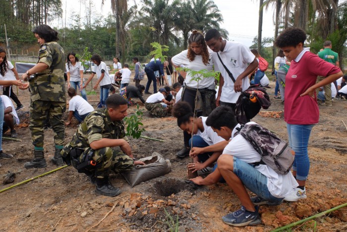 Estudantes participaram da ação do plantio de mudas em Nova Iguaçu