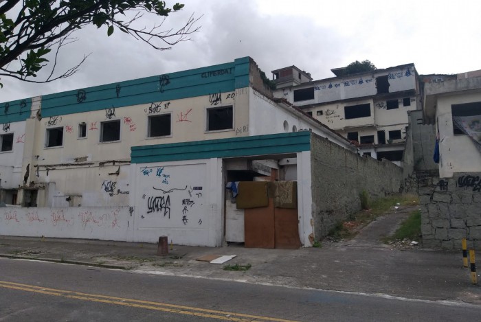 Antigo Hospital Climede está abandonado na Rua Carolina Amado