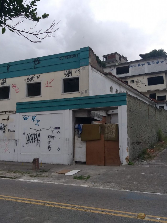 Antigo Hospital Climede está abandonado na Rua Carolina Amado