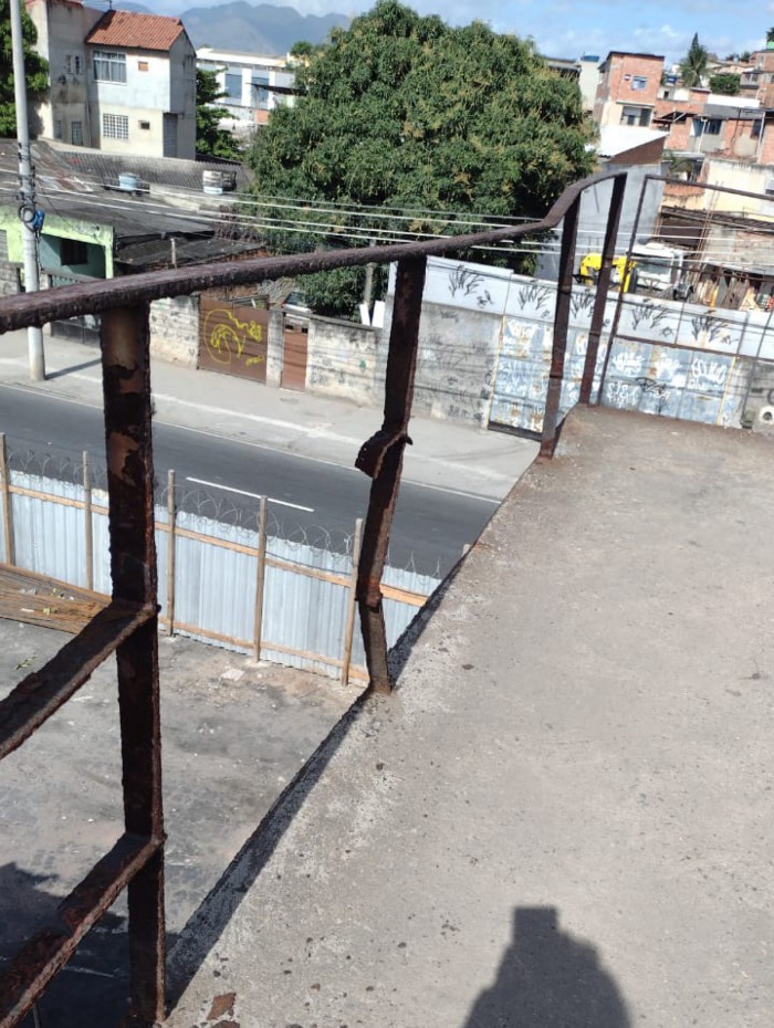 Passarela sem grade na antiga Automóvel Clube, em Acari 