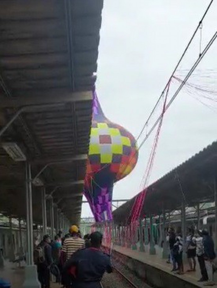 Segundo a SuperVia, a ocorrência foi registrada às 7h15 de hoje e o balão foi retirado pela equipe de manutenção por volta das 8h40