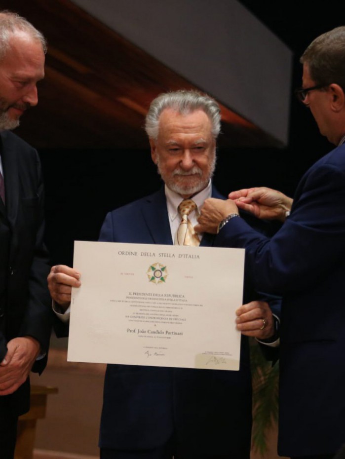 Jo&atilde;o Candido Portinari, filho do pintor Candido Portinari, recebeu o t&iacute;tulo de Oficial da Ordem da Estrela da It&aacute;lia na noite desta segunda-feira (26)