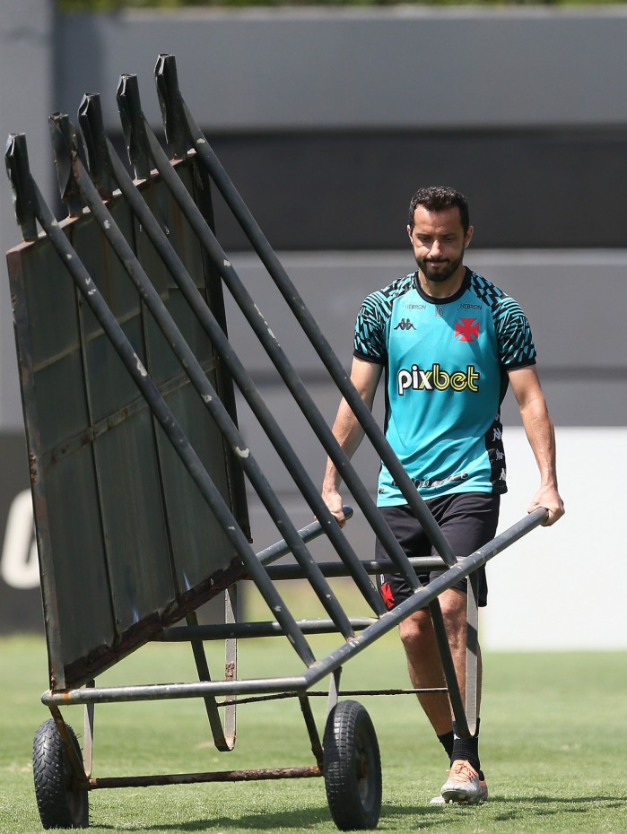 Nene puxa a barreira no treino do elenco de futebol profissional do Vasco da Gama no CT Moacyr Barbosa em 19 de setembro de 2022 