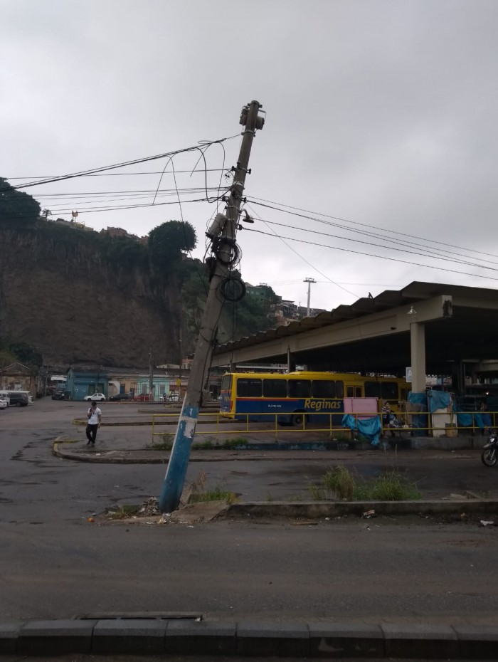 Poste fica localizado no Terminal Américo Fontenelle, um terminal de ônibus intermunicipal bem próximo à estação Central do Brasil