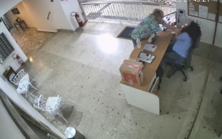 Vídeo: Câmera de segurança flagra agressão de morador à porteira em prédio na Zona Sul