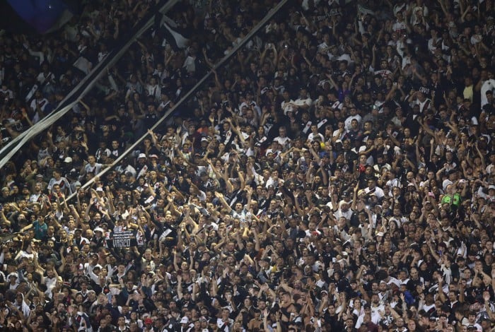 Torcedores vascaínos usaram sinalizadores durante a partida contra o Náutico