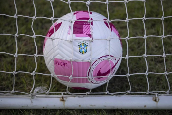 Bola rosa que será usada durante o mês de outubro no Brasileirão