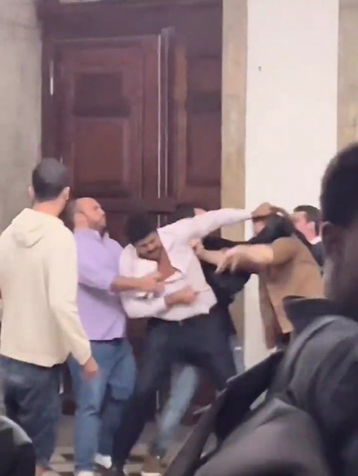 Estudantes da UFRJ brigam após suposta fala fascista em assembleia no Instituto de Economia, no Campus da Praia Vermelha