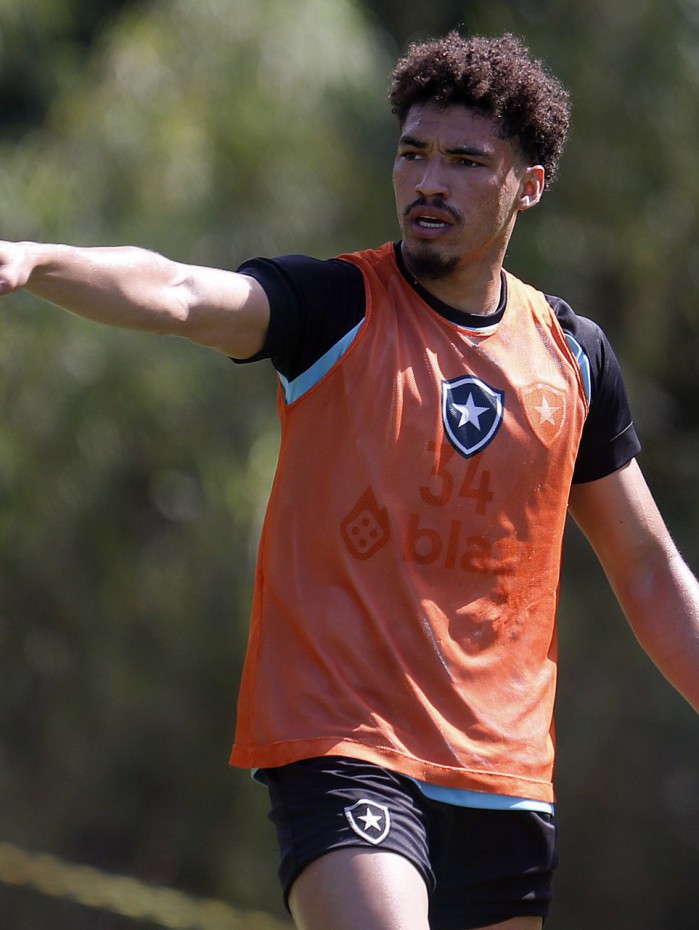 Adryelson no treino do Botafogo no Espaco Lonier 