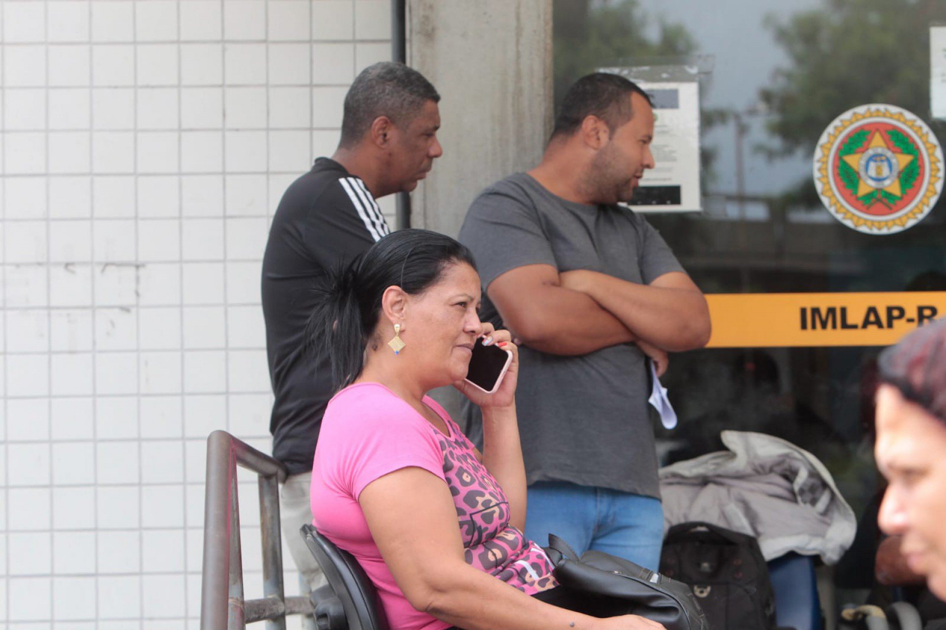 Andréia esteve no IML do Centro para a liberação do corpo do sobrinho - Reginaldo Pimenta / Agência O Dia
