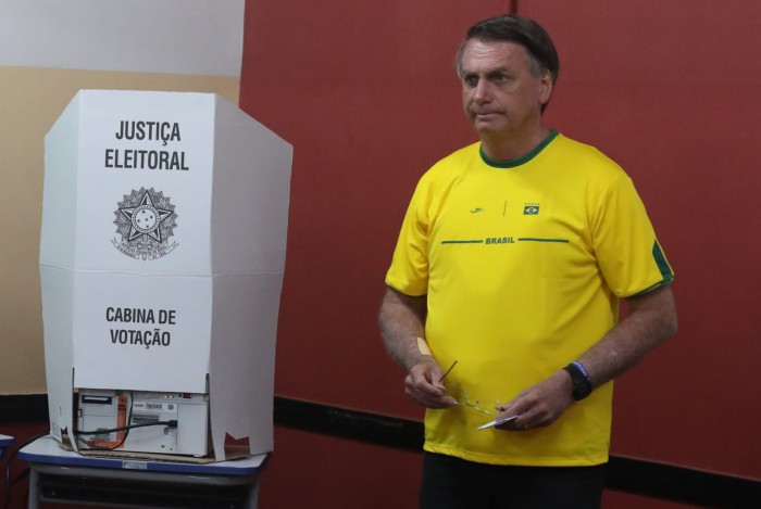 No 1º turno das eleições, o presidente Jair Bolsonaro votou na Vila Militar, em Deodoro, Rio de Janeiro.