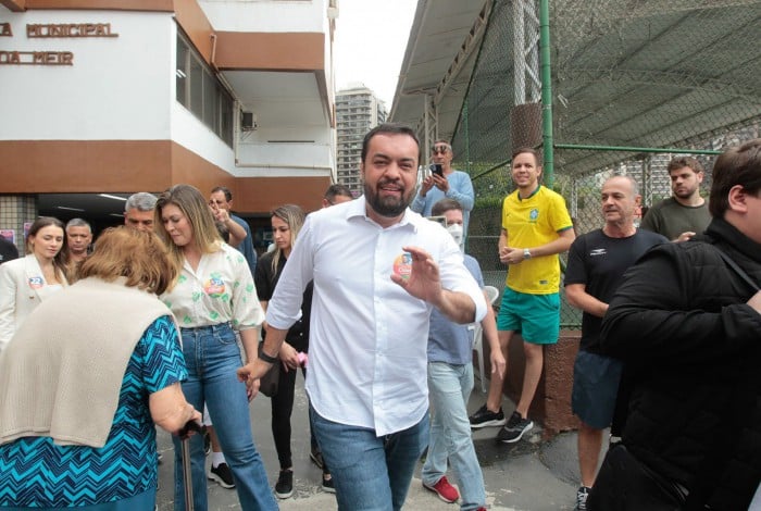 O Governador Claudio Castro votou na manhã deste domingo (02), na Escola Municipal Golda Meir, na Barra da Tijuca, acompanhado da família