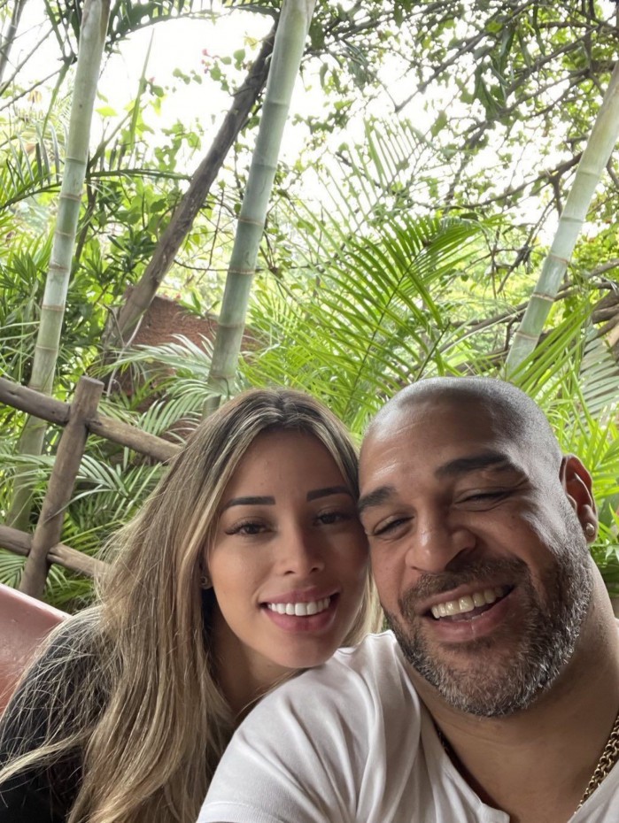 Adriano posa ao lado da namorada, Micaela Mesquita