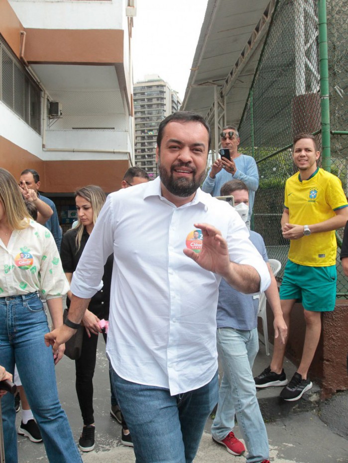 O Governador Claudio Castro votou na manh&atilde; deste domingo (02), na Escola Municipal Golda Meir, na Barra da Tijuca, acompanhado da fam&iacute;lia