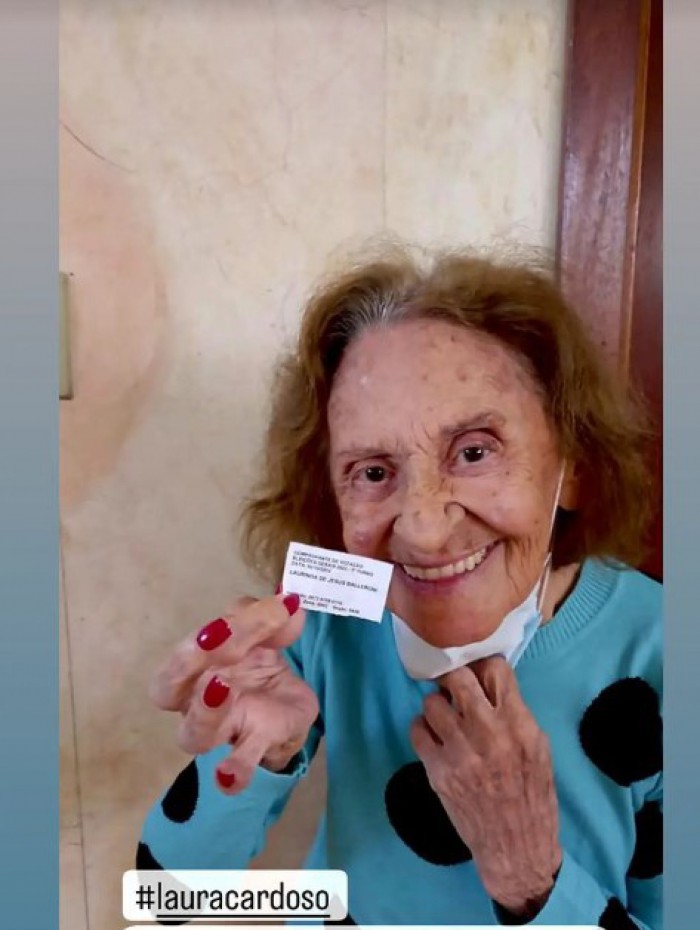 Aos 95 anos, Laura Cardoso vota em São Paulo