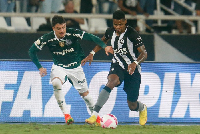 Momento em que Piquerez, do Palmeiras, marca Júnior Santos, do Botafogo
