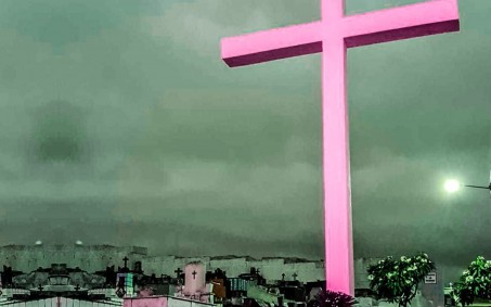 Cemitério de Nova Iguaçu no mês de prevenção ao câncer de mama