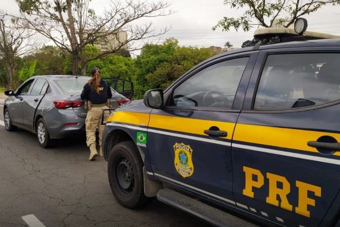 Polícia Rodoviária Federal recupera veículo de aplicativo em Volta Redonda