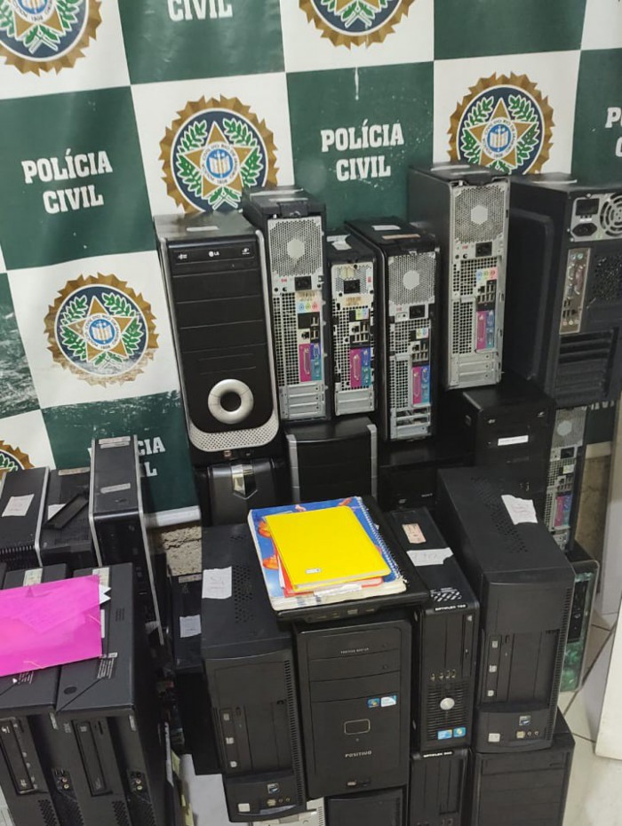 Computadores apreendidos em central utilizada pela quadrilha para o esquema