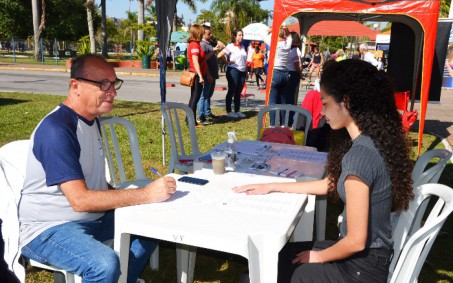 Feira Livre recebe ação do Sine Itinerante