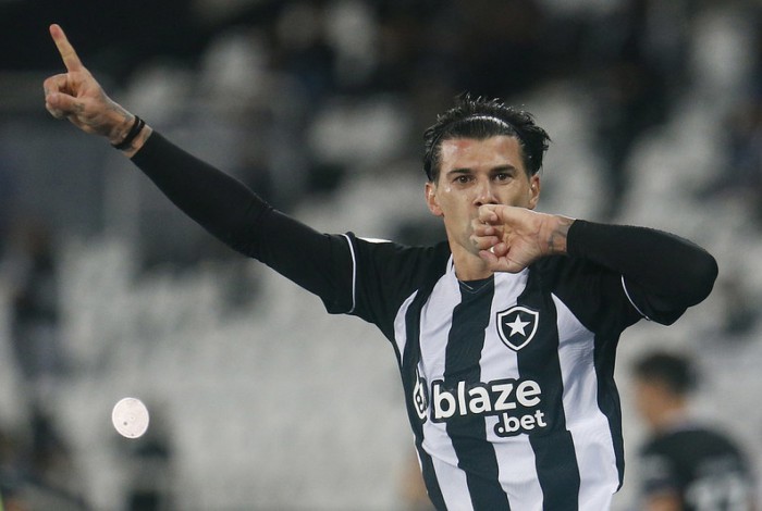 Victor Cuesta comemora gol marcado pelo Botafogo 