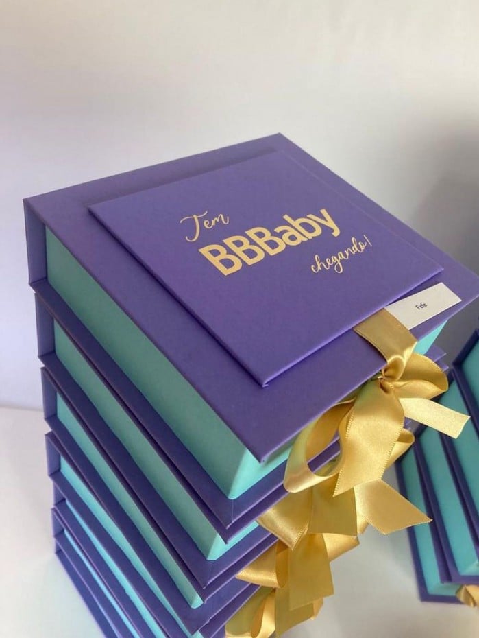 Viih Tube compartilha convite do chá revelação