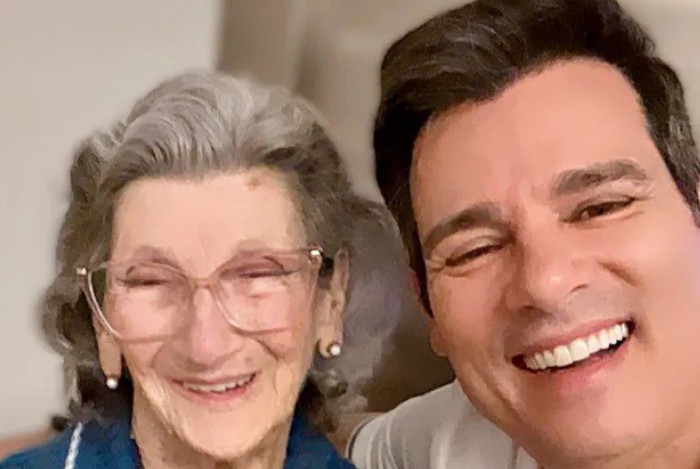 Celso Portiolli comemora aniversário da mãe na web