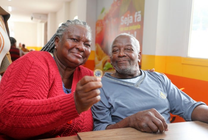 Nos Restaurantes do Povo é comum encontrar clientes assíduos, como a dona Vanda de Oliveira Deneci, de 66 anos, e o marido, Amauri dos Anjos Deneci, de 73 anos