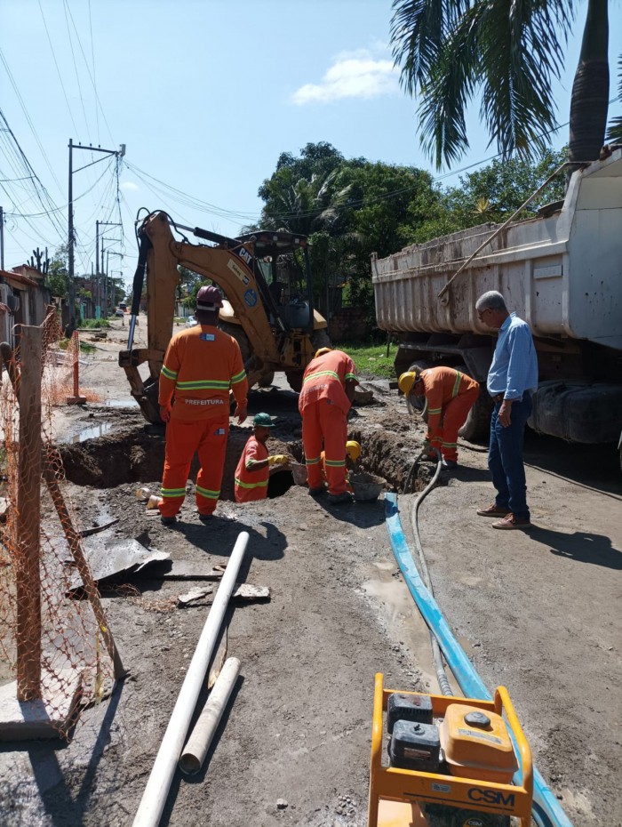 O prefeito CapitÃ£o Nelson saiu do seu gabinete e foi conferir a obra de perto. 
