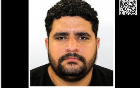 Disque Denúncia divulga cartaz de suspeito de matar homem dentro de bar na Barra da Tijuca