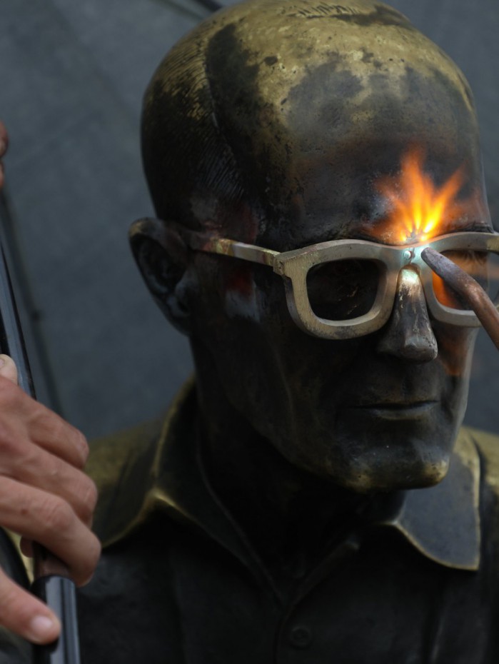 Óculos da estátua foram recolocados pela décima segunda vez