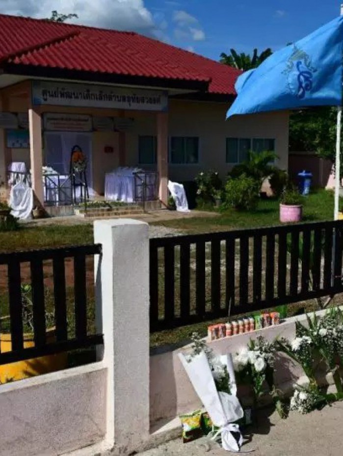 Famílias fizeram homenagens em frente a creche