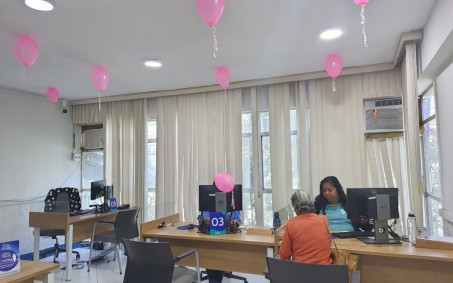 Concessionária de água e esgoto ilumina loja em Nova Iguaçu na cor rosa