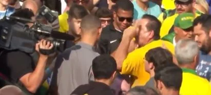 Bolsonaristas hostilizam equipe de TV após missa em Aparecida