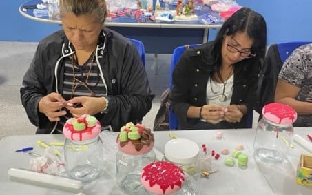 Oficinas criativas ensinam e estimulam artesanato em Nova Iguaçu