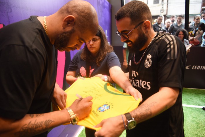 Adriano Imperador faz sucesso com fãs em evento em São Paulo
