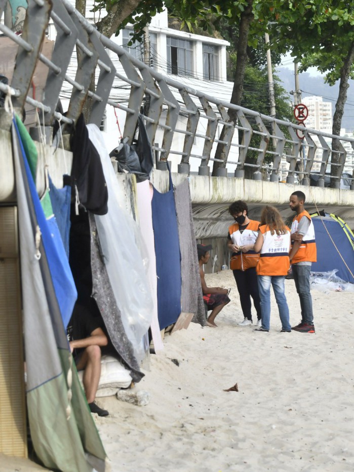 Equipes da Secretaria Municipal de Assistência Social e Economia Solidária (SMASES) visitaram o local.