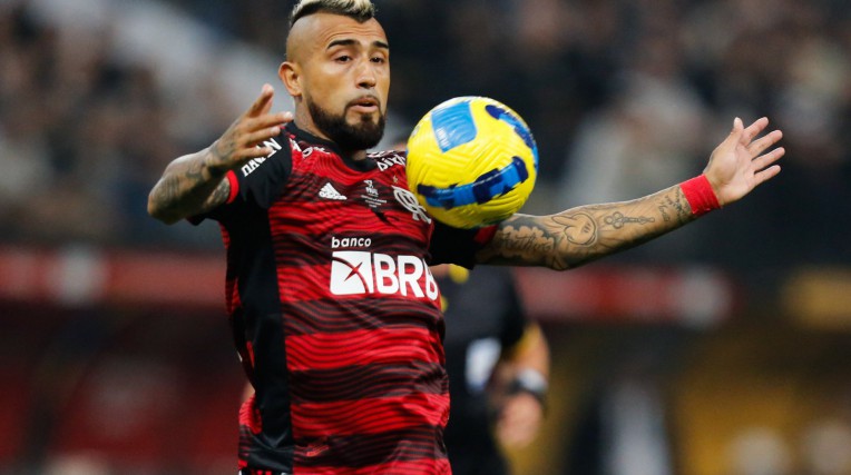 Com a saída de Arturo Vidal, Flamengo terá apenas seis jogadores