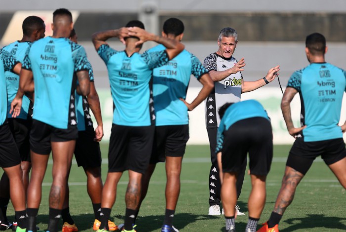 Jorginho (d) orienta os jogadores no treino do Vasco da Gama no CT Moacyr Barbosa na Cidade de Deus em 06 de outubro de 2022. Foto: Daniel RAMALHO/VASCO
