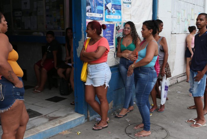 Pessoas passaram a tarde na fila para tentarem conseguir o auxílio e atualizar o CadÚnico na Avenida dos Democráticos, em Manguinhos, na Zona Norte