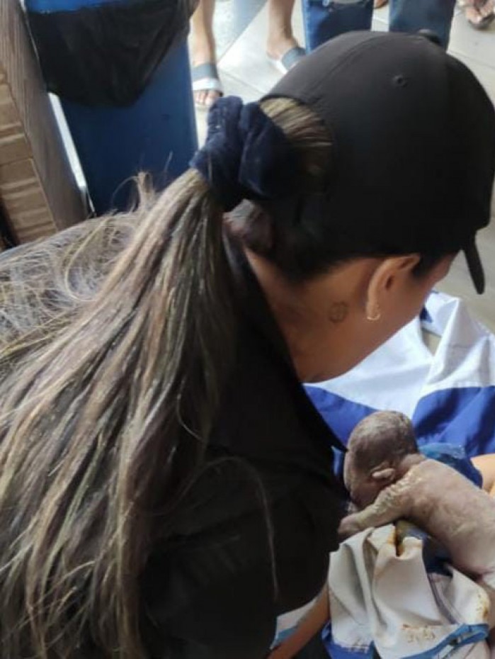 Pedestres acionaram os agentes ap&oacute;s gr&aacute;vida passar mal, na Rua Andr&eacute; Rebou&ccedil;as