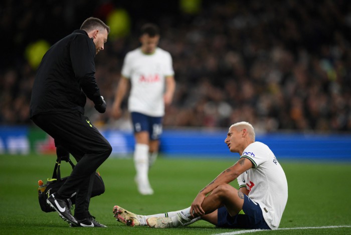 Richarlison sentiu lesão na panturrilha esquerda em jogo do Tottenham contra o Everton