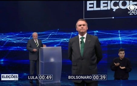 Após comportamento agressivo no primeiro turno, Bolsonaro age de forma educada com jornalista