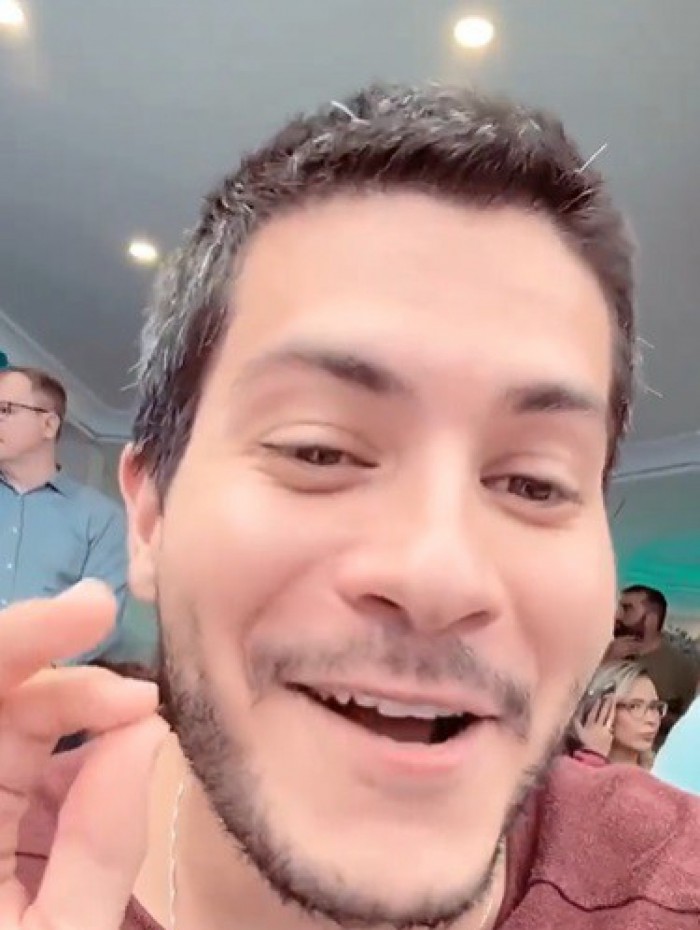 Arthur Aguiar estraga surpresa ao revelar sexo do bebê de Viih Tube e Eliezer 