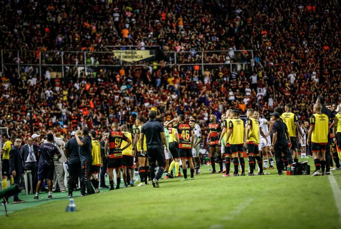 Partida entre Sport e Vasco foi interrompida após invasão de torcida no campo