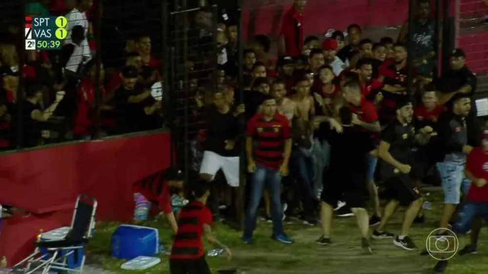 Momento da invas&atilde;o de campo por torcedores do Sport, ap&oacute;s o gol de empate do Vasco, de Raniel