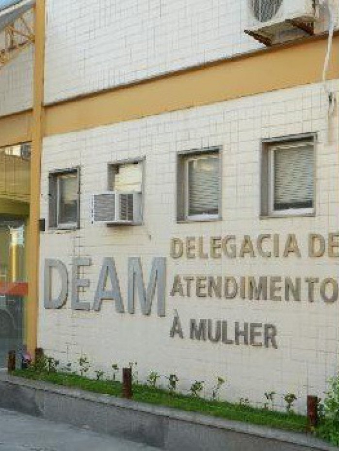 Na Delegacia de Atendimento &agrave; Mulher de Nova Igua&ccedil;u foi verificado que o suspeito possui 10 registros criminais, incluindo estupro e amea&ccedil;as