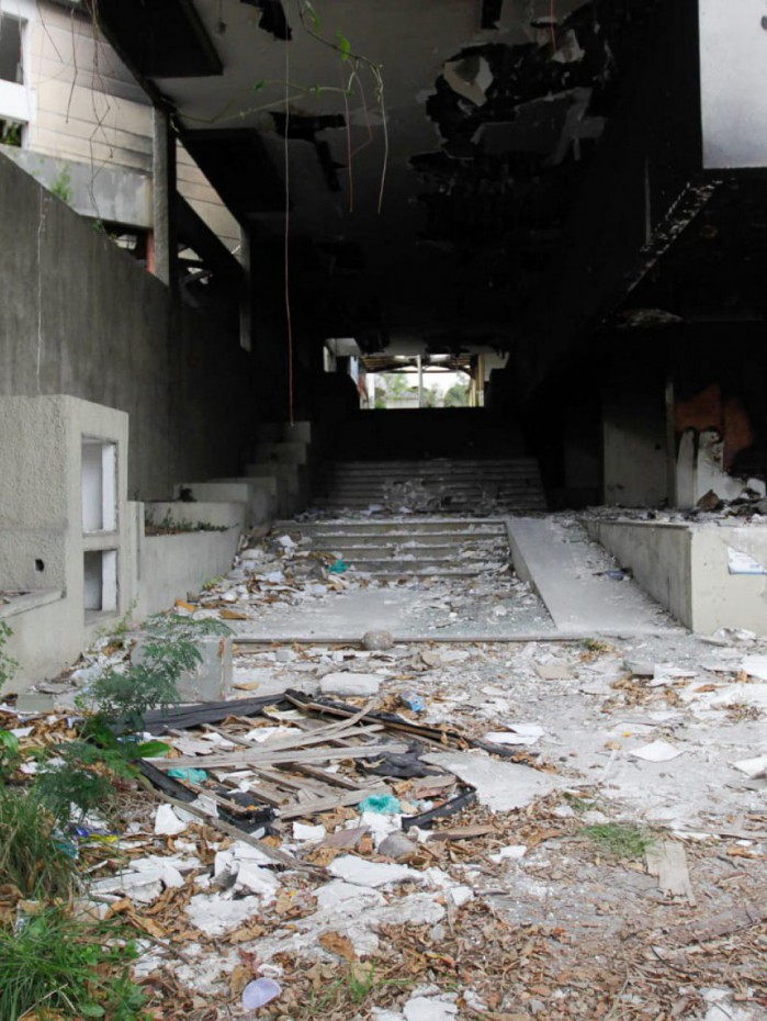Pr&eacute;dio da faculdade de medicina da Gama Filho est&aacute; totalmente depredado