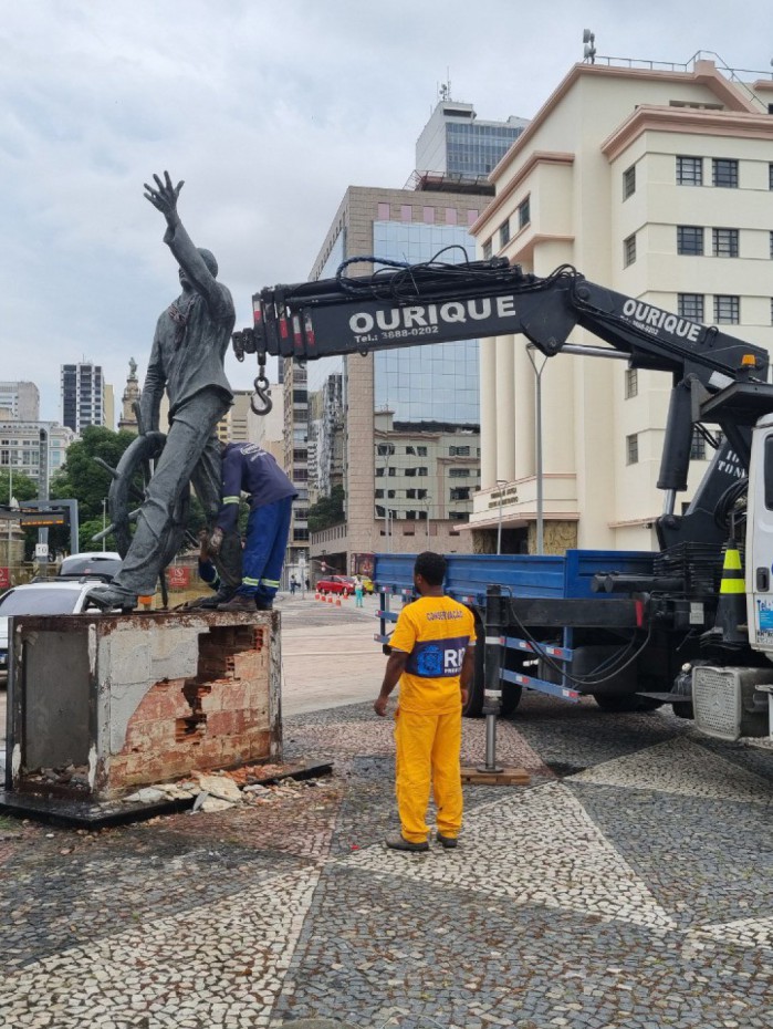 De acordo com a Secretaria de Conserva&ccedil;&atilde;o, a est&aacute;tua foi removida nesta quarta da Pra&ccedil;a XV, e ser&aacute; instalada na Pra&ccedil;a Marechal &Acirc;ncora ap&oacute;s o processo de limpeza e aplica&ccedil;&atilde;o de protetivo