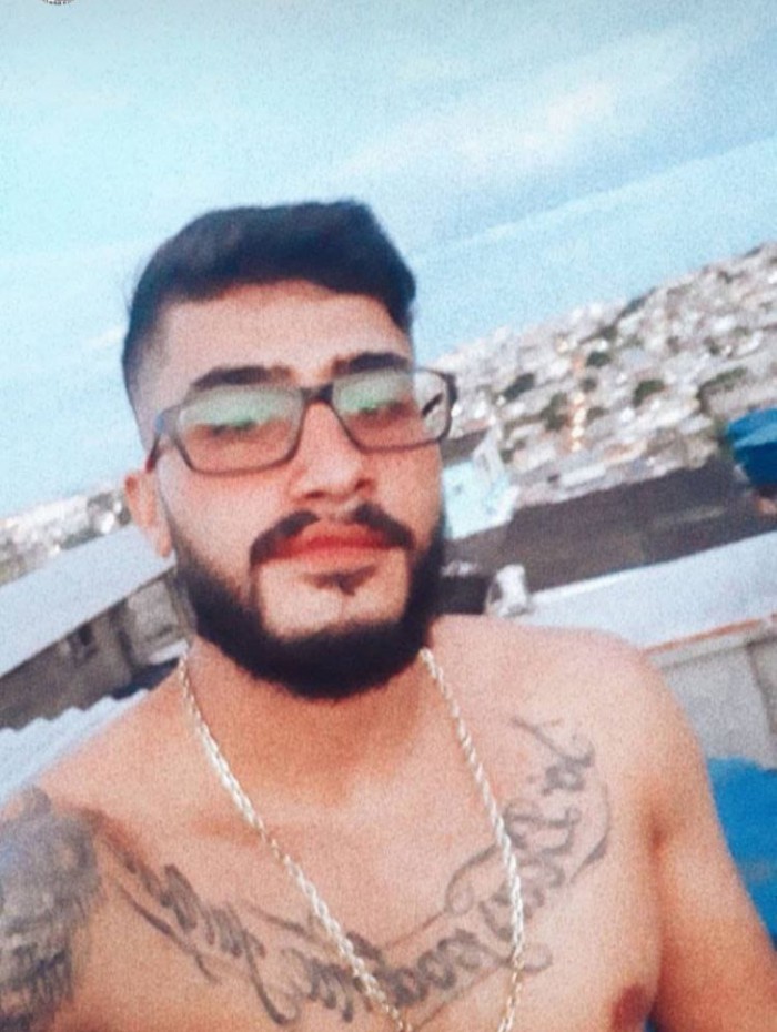 Rian de Lima Aguiar, de 28 anos, foi encontrado com diversos ferimentos, provavelmente de arma de fogo